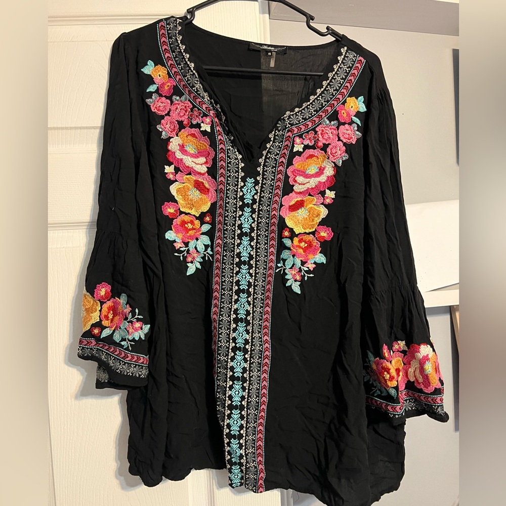 1x - beautiful embroidered flower blouse - boutique brand & quality!